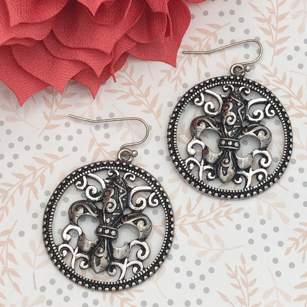 🌼 Round Filigree Swirl Fleur De Lis Silver Dangle Earrings
